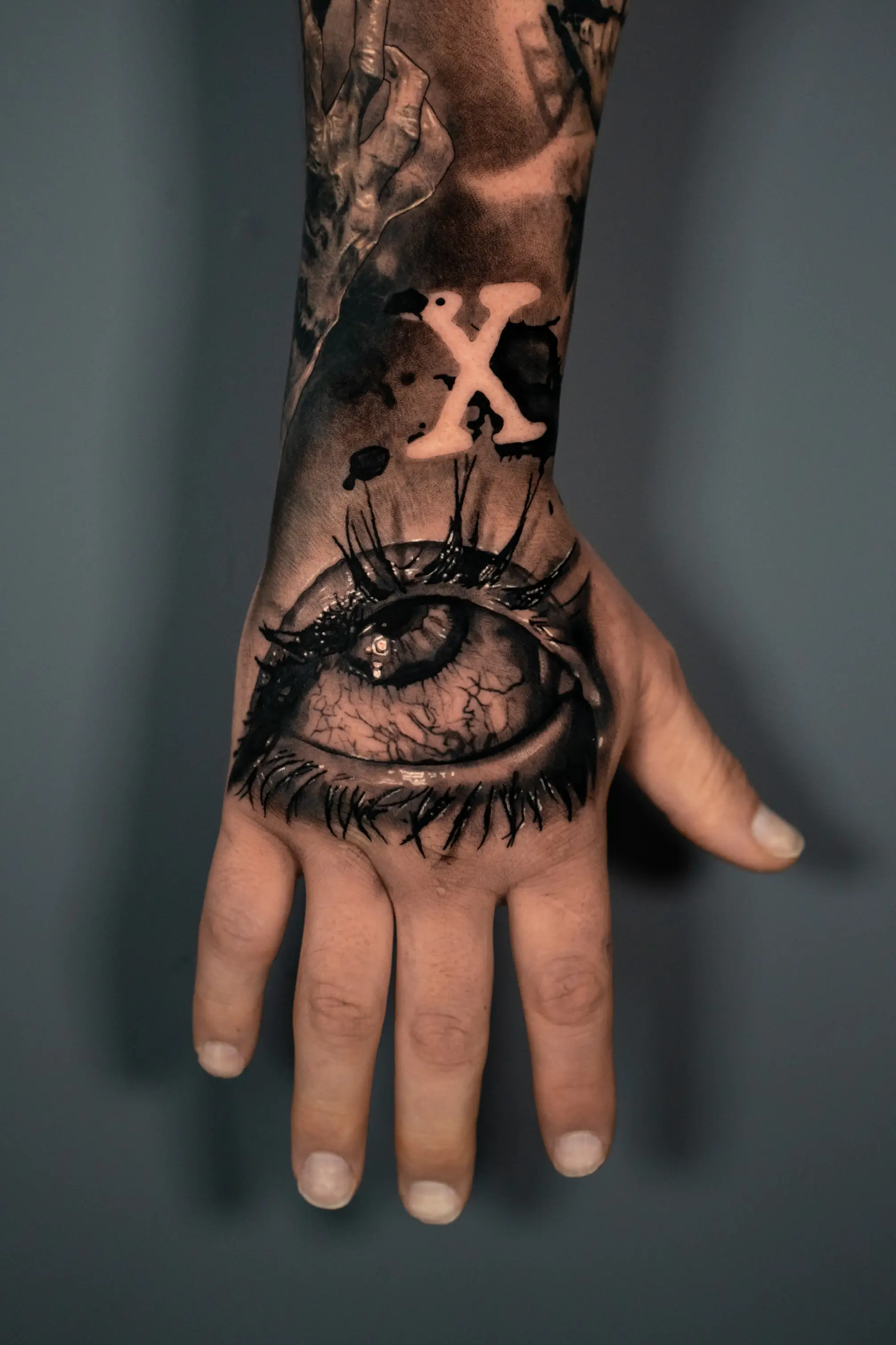 Creepy realistic eye on hand by Devin